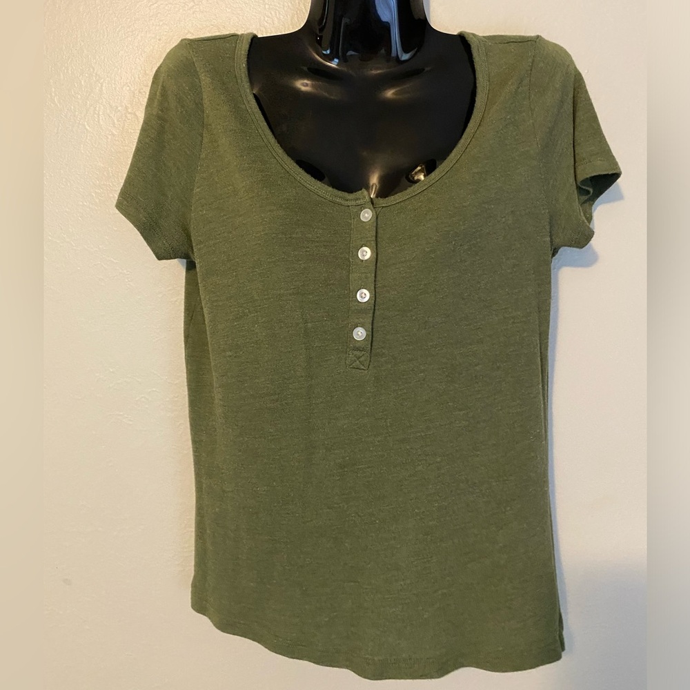 Olive green short sleeved Old Navy Henley, size XS, slim fit.